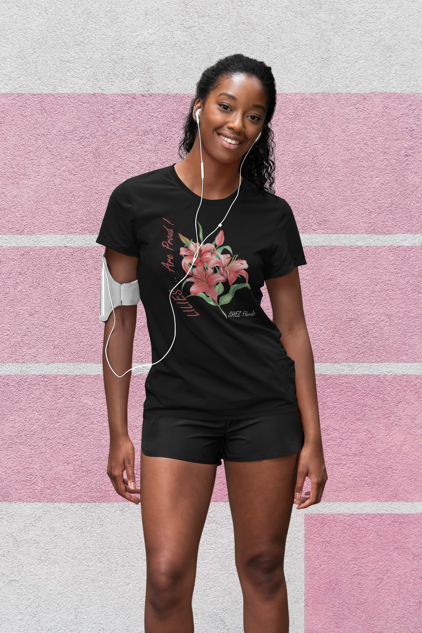 Shez Florals, Red Lilies Black Oversized Printed T Shirt Women, S,M,L,XL,2XL,3XL,4XL,5XL, model smiling